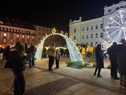V Táboře začal advent na dvou hlavních náměstích. Strom zářil, trhy byly plné