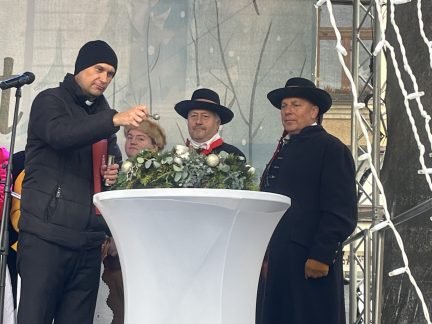 Advent v Písku odstartovalo žehnání věncům. Otevřel se i jarmark a kluziště