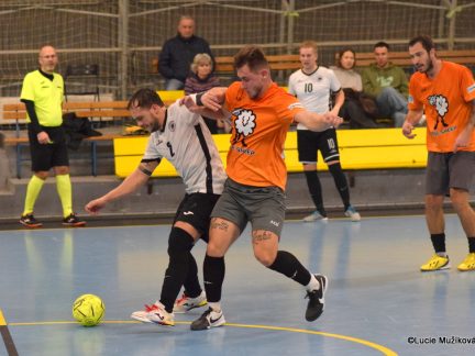 FUTSAL: Dream Team a Delfíni stále bez porážky, tři body také pro Ovečky, Aisin a Chelsea