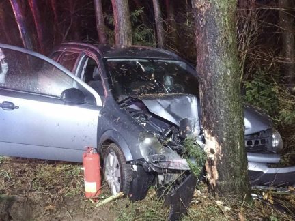 Při ranní nehodě u Křižanova se zranili dva lidé. Řidiči bourali i v neděli večer