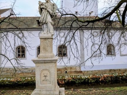 Restaurátoři obnovili sochu svatého Jana Nepomuckého v Českých Budějovicích