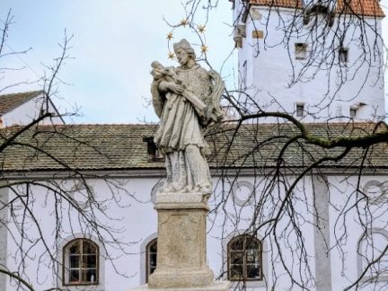 Restaurátoři obnovili sochu svatého Jana Nepomuckého v Českých Budějovicích