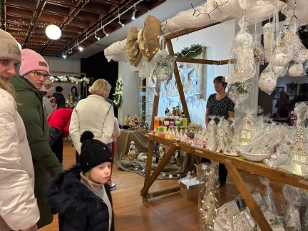 Šťastné a veselé. V galerii Spektrum vystavuje Máša Valterová, místní tvůrci i děti