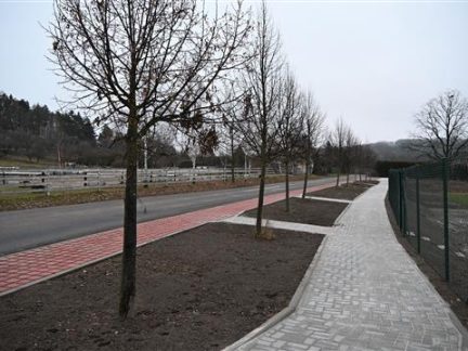 U fotbalového hřiště v Semicích je nové hřiště a chodník