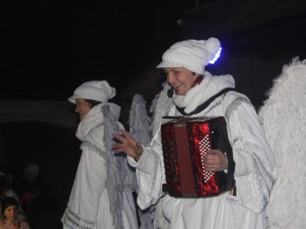 Nově nazdobený vánoční strom v Albrechticích rozsvítili andělé na chůdách