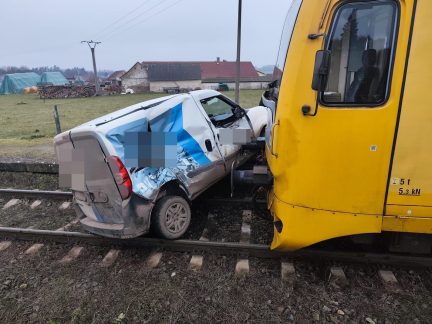 U Velké Turné se střetlo auto s vlakem. Souprava tlačila vůz 15 metrů kolejištěm