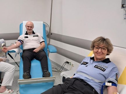 Policisté zamířili do prachatické nemocnice. Darovali krev