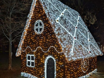 Výzdoba na úrovni nebo předražený kýč? V Budějovicích se strhla mela kvůli perníkové chaloupce