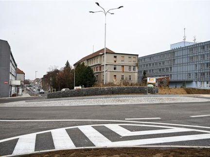 Nová okružní křižovatka v Písku je hotová, Pražská ulice je průjezdná