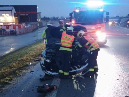 Při ranní nehodě v Plané utrpěla žena zranění obličeje