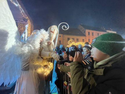 Mikuláš s anděly ovládl písecké náměstí. Palackého sady patřily čertům