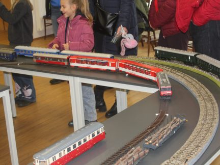 Vánoční trh v Milevsku lákal nejen na nákup dekorací a dárků. Magnetem byl i model kolejiště s vláčky 