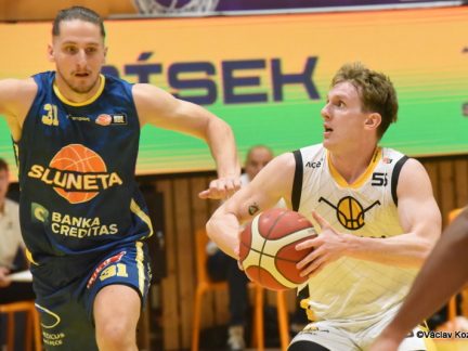 VIDEO: Koncert jednoho muže nedovolil Sršňům úspěšnou odvetu