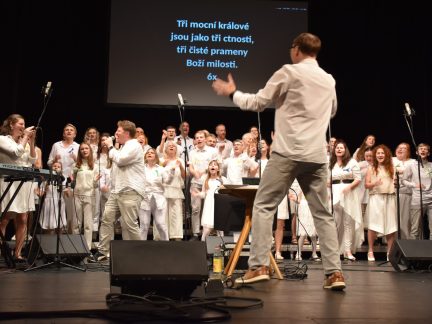 Sbor Sezimák zpívá gospel vyprodal historický sál táborského divadla. VIDEO