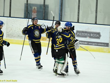 VIDEO: Spartak rozehrál derby s Lokomotivou skvěle. Tříbrankové vedení ale nestačilo a Veselí se radovalo po nájezdech