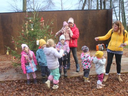 V Křenovicích ozdobili vánoční stromek v lesním divadle. Vede k němu adventní stezka