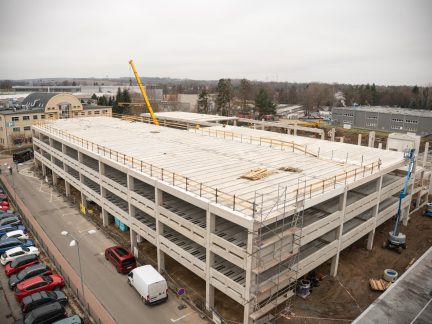 Zlepšení parkování u českobudějovické nemocnice se přiblížilo