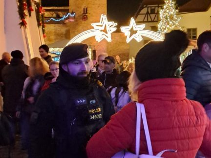 Čerti na hradě. Policisté ve Strakonicích během adventu dohlížejí na bezpečí návštěvníků