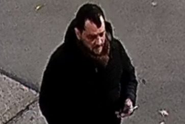 Poškození pneumatiky a krádež u Makra v Hrdějovicích. Policie pátrá po muži z fotografie