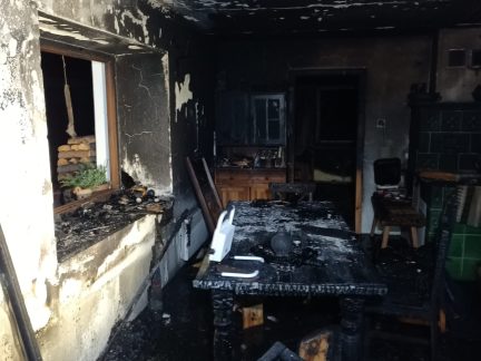 AKTUALIZOVÁNO: Při požáru domu na Kaplicku zemřel člověk