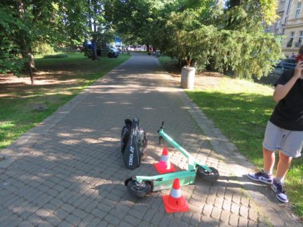 V Českých Budějovicích havarovala koloběžkářka