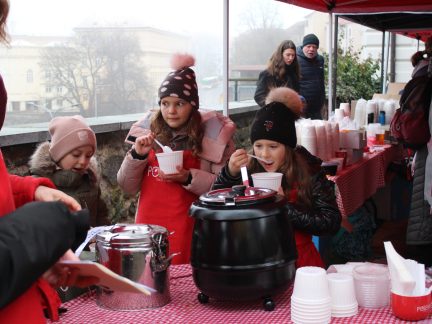 Stánky s polévkami zaplnily zahradu táborské Střelnice. Dobročinná akce se sladkou tečkou přilákala davy