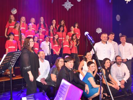 Milevští muzikanti a zpěváci nadělili publiku Milevské Vánoce. VIDEO