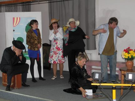 Ochotníci z Dobevi pobavili publikum v Klukách