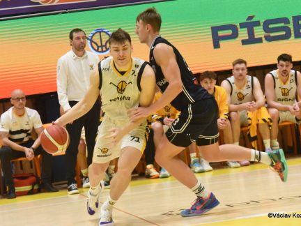 VIDEO: Sršni oslavili třicáté výročí desátou výhrou v sezoně