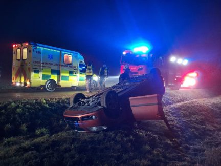 Řidička na Budějovicku nezvládla řízení, skončila s autem na střeše