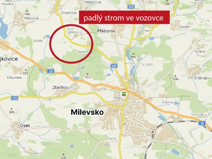 Pozor! Strom spadlý na vozovku komplikuje dopravu u Milevska