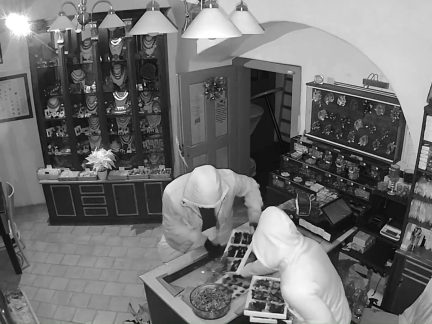 VIDEO: Maskovaní zloději ukradli z prodejny v Krumlově vltavíny za téměř 1,4 milionu