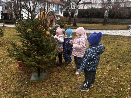 Dětské ruce proměnily park u Spektra v Sezimově Ústí ve vánoční místo