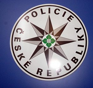 Rozbitá světla, sklo, zničené pneumatiky. Na autě ve Strakonicích se někdo pořádně vyřádil