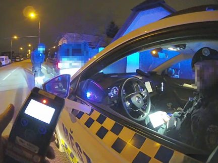 Opilého řidiče odhalila nejistá chůze na benzině v Budějovicích