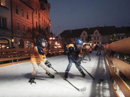 Malí hokejoví Králové kroužili po vánočním kluzišti. Zvali na sobotní benefiční zápas