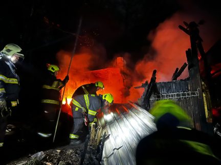U Měšic shořela v noci chata. Vyjížděli hasiči i záchranáři