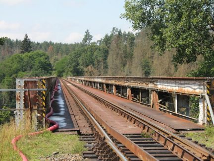 Osud starého železničního mostu je znovu nejasný