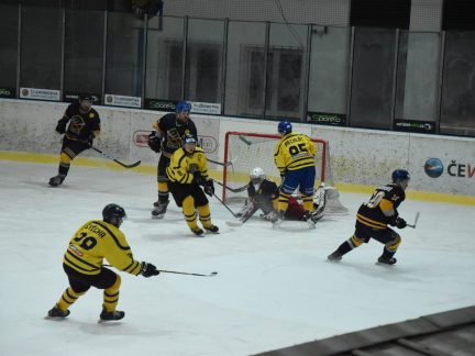 Jindřichův Hradec porazil s přehledem Veselí. Ve hře padlo 26 trestů