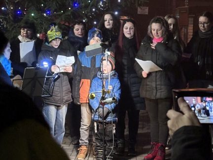 Sousedské zpívání v Zářečí podpořilo sbírku na obnovu visuté lávky