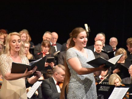 Rybovu Českou mši vánoční si ani letos nenechal ujít plný sál táborského divadla