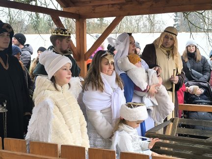 Milevský klášter ožil živým betlémem a koledami. Dorazili i tři králové na koních. Video