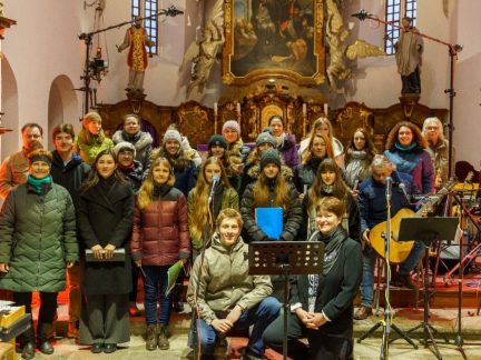 Bývalí žáci už pět let zpívají pro svou učitelku Miladu. Přidávají se i děti z bernartické školy