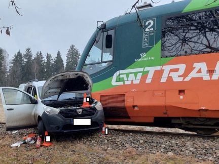 AKTUALIZOVÁNO: V Lenoře se střetl vlak s autem. Řidič vozidla nepřežil, dítě je v nemocnici