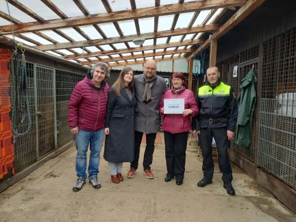 Zástupci nemocnice předali první část charitativní sbírky prachatickému útulku