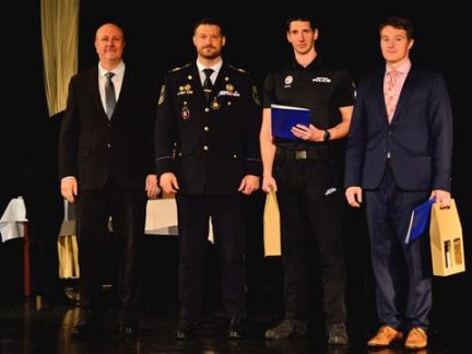 Dva písečtí strážníci získali medaili za záchranu lidského života