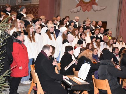 VIDEO: Velký vánoční koncert zaplnil kostel v Milevsku. Skauti venku rozdávali betlémské světlo a postarali se i o zábavu