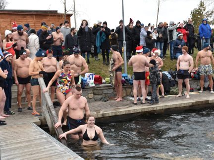 Otužilci ani letos nevynechali štědrodenní namáčení v Jordánu. VIDEO