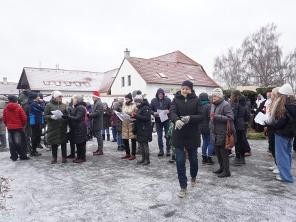Sousedské setkání u kapličky patří k neodmyslitelným vánočním tradicím Předotic