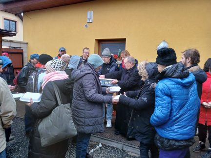 Vánoční setkání s lidmi bez domova v Klokotech nabídlo mši, oběd i lidskou blízkost